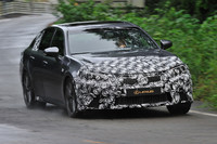 テストコースを疾走するハイブリッドモデル。ドライバーは「ECO」「SPORT S」「SPORT S＋」の中から、好みに応じた走行モードを選ぶことができる。