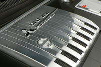 2007年の東京モーターショーに出展された、2.2リッターディーゼルエンジンは、ターボチャージャーをドッキングさせ、188psと41.0kgmを発生する。