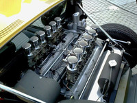 ミドに横置きされるエンジンは、「400GTV」由来の3929ccV型12気筒。ミウラSは、最高出力375ps/7700rpm、最大トルク39.6kgm/5500rpmを発生した。