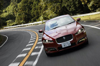 【テスト車のオプション装備】
エアロダイナミックパック＝22万4000円／電動ガラスサンルーフ＝16万円／サイドパワーベント＝2万3500円／ステアリングホイールヒーター＝2万5000円／20インチ Dark Dracoアロイホイール＝44万8000円／電動リアサンブラインド＝4万2000円／B＆Wサラウンドシステム＝39万3100円／12/12ウェイ電動シート＝9万3600円／アクティブフロントライト＝8万1900円