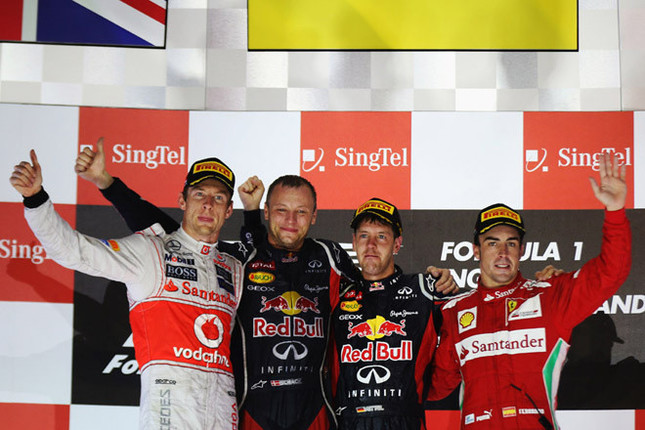 レッドブルのセバスチャン・ベッテル（写真左から3番目）が、4月の第4戦バーレーンGP以来となる今季2勝目を飾った。2位はマクラーレンのジェンソン・バトン（左端）、3位にはフェラーリのフェルナンド・アロンソ（右端）が入った。（Photo=Red Bull Racing）