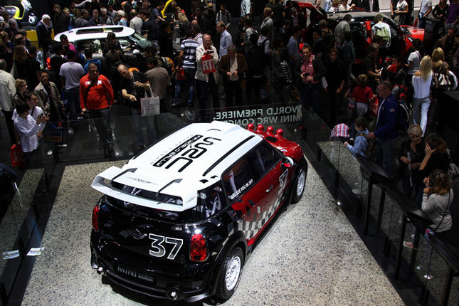一般公開日最初の日曜日である10月3日、BMW「MINI」のスタンドは大盛況。