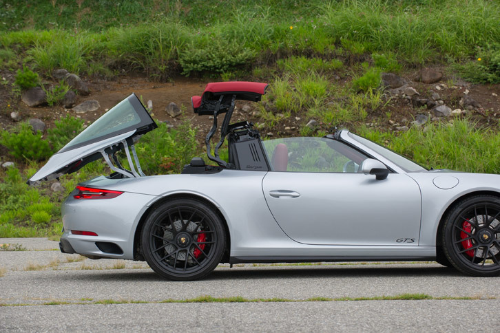 「911タルガ」ならではのルーフ開閉の様子。オープン時には、まずはリアセクションが斜め上方へと持ち上がり、次いでルーフが、後端を折りたたまれながら後方へと運ばれ、リアの荷室に格納される。