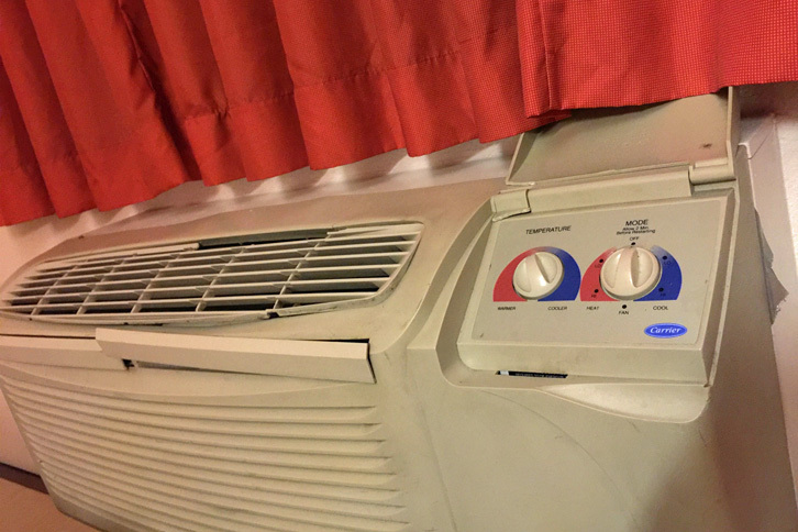 米国ブランド「キャリア」製のエアコン。スイッチはたったのふたつだ。