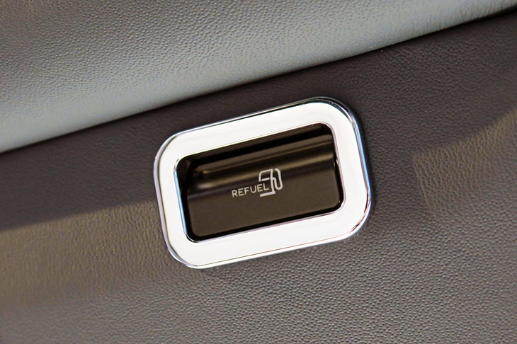 ベントレー・ベンテイガ ハイブリッド（フューエルキャップのオープンスイッチ）