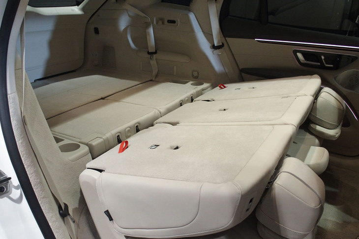 メルセデス・ベンツEQS450 4MATIC SUV（2列目シート）