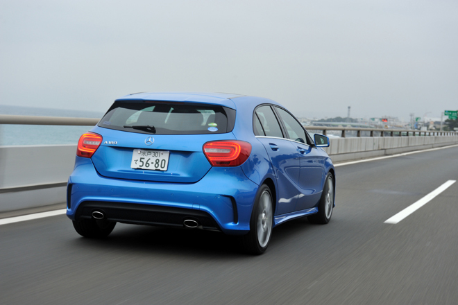 メルセデス・ベンツA180スポーツ
    ボディーサイズ：全長×全幅×全高＝4355×1780×1420mm／ホイールベース：2700mm／車重：1440kg／駆動方式：FF／エンジン：1.6リッター直4 DOHC 16バルブ ターボ／トランスミッション：7AT／最高出力：122ps/5000rpm／最大トルク：20.4kgm/1250-4000rpm／タイヤ：（前）225/40R18 （後）225/40R18／価格：335万円