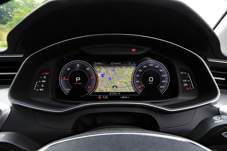 デジタルメーターのアウディバーチャルコックピット。ナビ表示の地図の縮尺は、ステアリングに備わるロータリー式のコントローラーで簡単に調整できる。