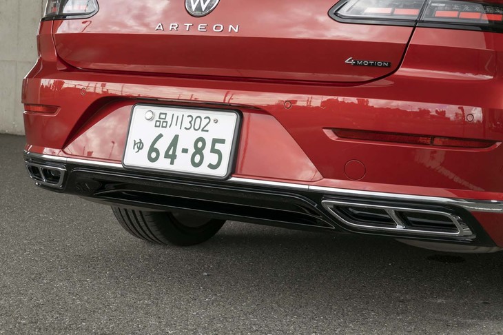 「アルテオン」は全車4WD。リアエンドには4輪駆動であることを示す「4MOTION」のエンブレムが添えられる。