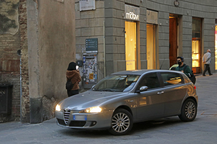 イタリア・シエナのチェントロ・ストリコ（歴史的旧市街）で。2006年登録の「アルファ・ロメオ147」の後期型。