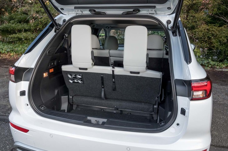 3列目を起こした状態のラゲッジスペース。奥行きはそれほどないが、床面が一段深くなるため、意外に積載力がある。