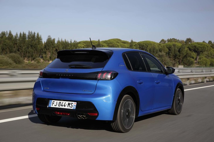 新型「208」には、ストップ＆ゴー機能付きのアダプティブクルーズコントロールや、ステアリング操作まで行うパーキングアシストなどの運転支援システムが備わる。