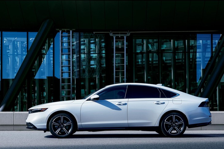 新型のボディーサイズは全長×全幅×全高＝4975×1860×1450mm。ホイールベースは先代と同じ2830mmとなっている。