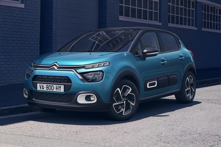 「シトロエンC3」のマイナーチェンジモデル。ボディーカラーは新色の「スプリングブルー」。