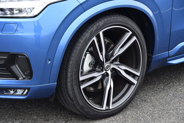 「T6 AWD R-DESIGN」に装着される22インチの大径アルミホイール。偏平率の低い275/35R22サイズのSUV用タイヤと組み合わされる。