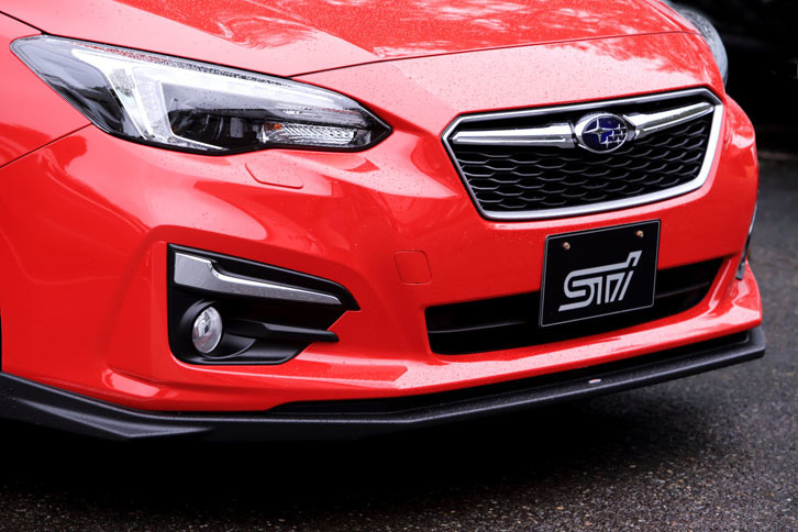 フロントアンダースポイラーを装着した、テスト車のフロントまわり。