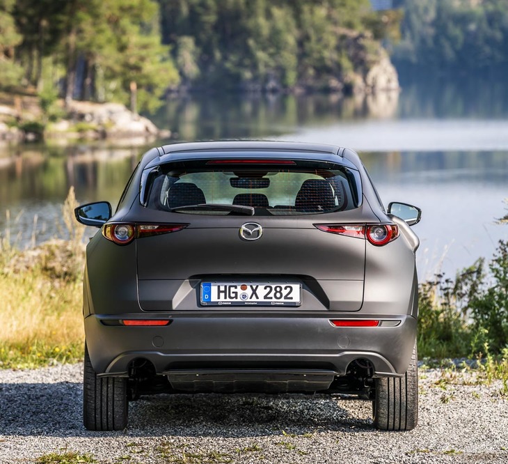 「CX-30」ベースの次世代EV試作車両のリアビュー。本来マフラーエンドが見えるバンパーの両端が空洞になっている点に注目。