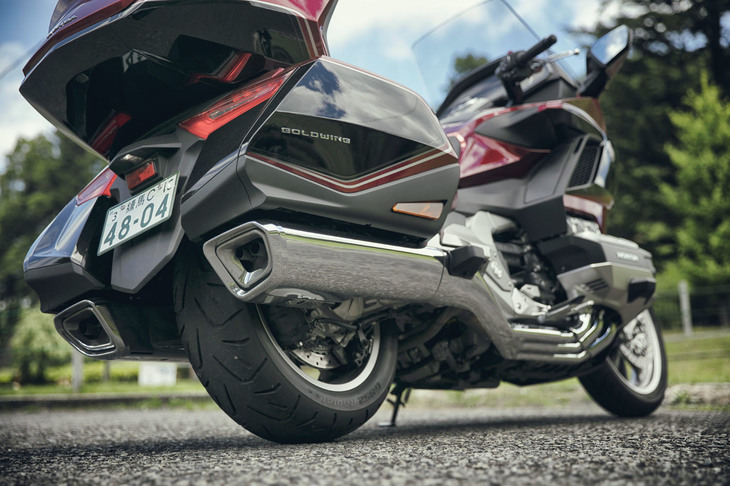 マフラーは左右2本出しで、重厚な低い排気音を実現すべく内部構造をチューニング。エキゾーストパイプの断面積を2気筒のみ小さくすることで、モーターサイクルらしい鼓動感と、排気を直接テールパイプに導く構造によって、燃焼と連動した音の歯切れのよさをかなえている。