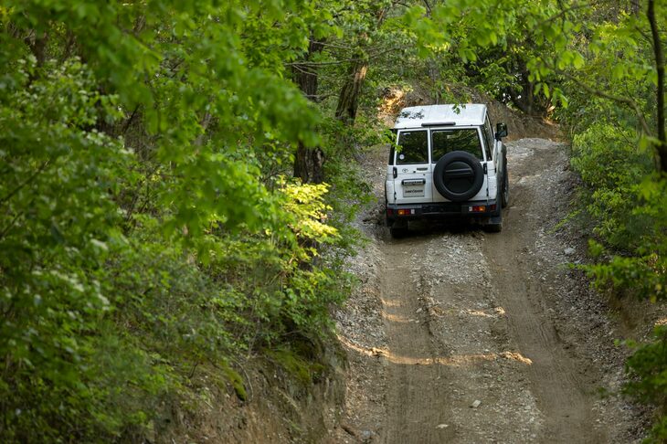 高い耐久性や堅牢（けんろう）さに加え、いまやプリミティブであること自体がひとつの魅力となっている「ランドクルーザー“70”」。プロはもちろん、クロカンを愛好する趣味人のなかにも、「このクルマでなければだめだ」という人は多いことだろう。