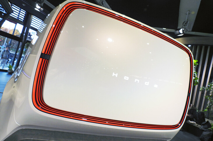 「Honda 0 SALOON（サルーン）」も「Honda 0 SPACE-HUB（スペース ハブ）」も、リアウィンドウはなく、後方視界はデジタルルームミラーやデジタルサイドミラーで確保する方式だ。これにより、大幅にデザインの自由度が増している。