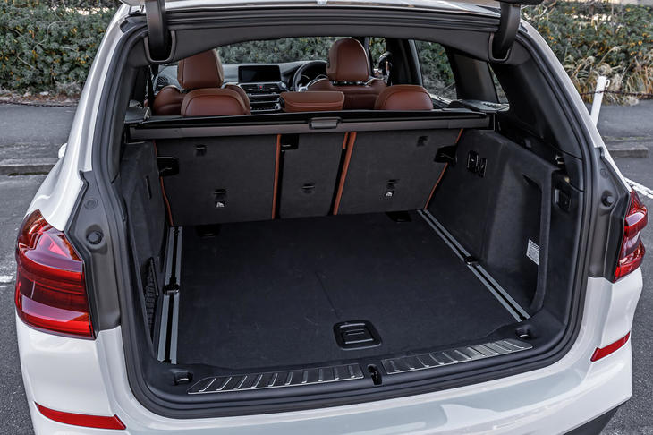 5人乗車時で550リッターの容量となる荷室。後席シートバックをすべて倒すと、1600リッターまで容量を拡大可能だ。