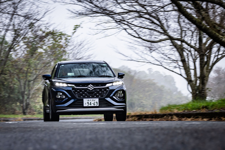 「フロンクス」は、スズキがインドで生産し2016年から2020年まで日本で販売していた「バレーノ」と同じ「ハーテクト」のBプラットフォームをベースに開発された。サスペンションはフロントがマクファーソン式、リアがトーションビーム式となる。