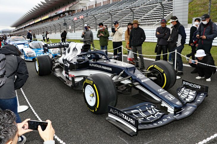 2021年のF1マシン「スクーデリア・アルファタウリAT02」は、現在、唯一の日本人F1ドライバーとして活躍する、角田裕毅選手のデビューイヤーモデル。角田選手が、参戦年ながら最終戦アブダビGPでは4位入賞を果たし、ファンを大いに喜ばせてくれたことは記憶に新しい。
