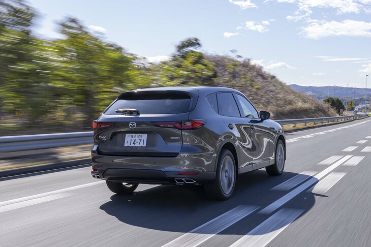 「XD」の3.3リッター直6ディーゼルターボエンジンは最高出力231PSと最大トルク500N・mを発生。出力、トルクともマイルドハイブリッド付きよりも抑えられている。