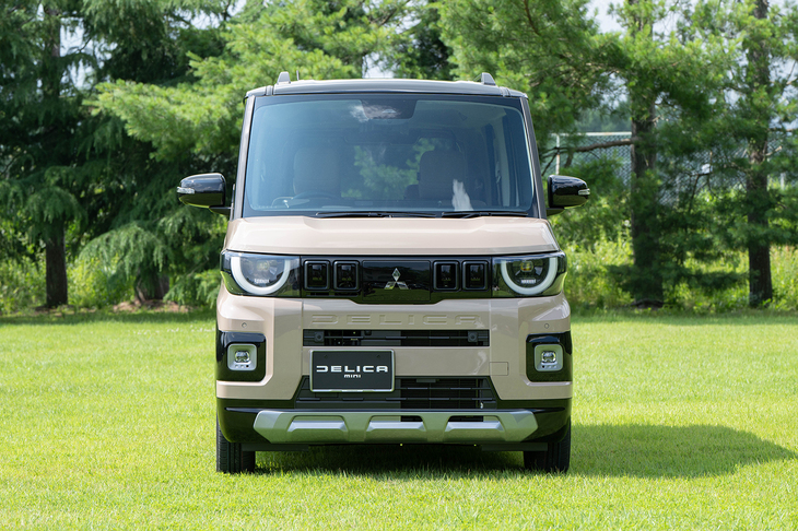 フロントマスクは先代のイメージそのままだが、ヘッドランプシグネチャーが大きくなり、ボンネットとグリルの境界線がより水平に近くなった。少し優し気な印象に変わっている。