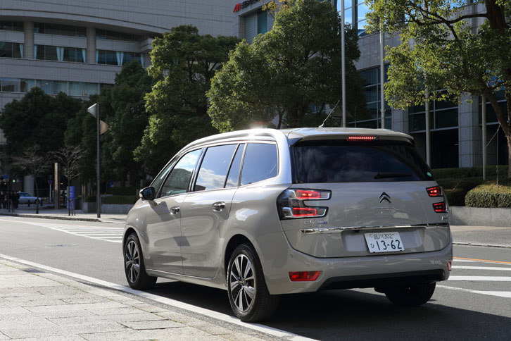 今回は、200km強の距離をテスト。燃費は車載燃費計で12.5km/リッター、満タン法で15.2km/リッターを記録した。
