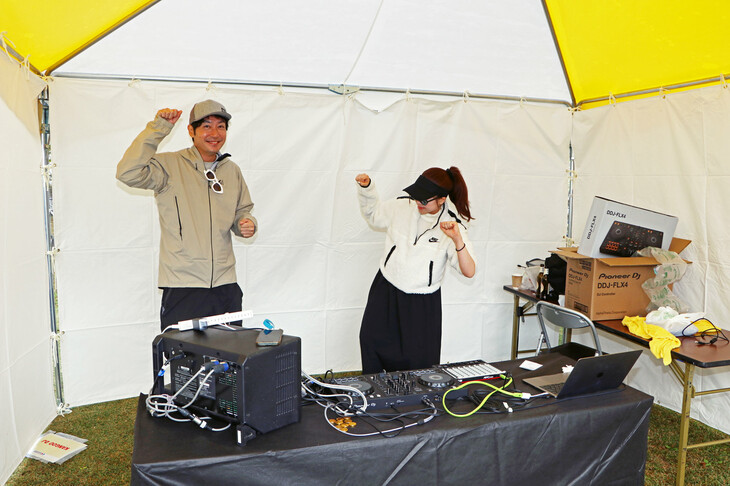 駐車エリアを盛り上げるべく、会場には“カングーDJ”が登場。富士山のふもとが地元という「DJ saopanic」（愛称：さおぱに）さんが、来場者からのリクエストを交えつつ、楽しく熱い音楽をお届けしていた。……よく見れば、そのブース内でノリノリだったのは、なんとルノー・ジャポンの小川社長だ！