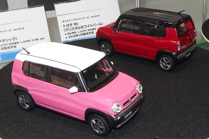 アオシマの1/32「スズキ・ハスラー」。塗装および接着剤不要、お手頃価格の簡単プラモであるザ・スナップキットの新製品。「トヨタ・プリウス」も同時発表され、どちらも1500円で2017年11月発売予定。2018年1月発売予定という「トヨタ86」の試作品も展示されていた。