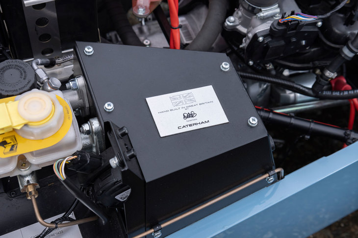 エンジンルームには車両の組み立てを担うスタッフの名前が入った、プレートが貼られる。この淡いブルーの個体は、ダニエル・デイビス氏が組み立てたようだ。