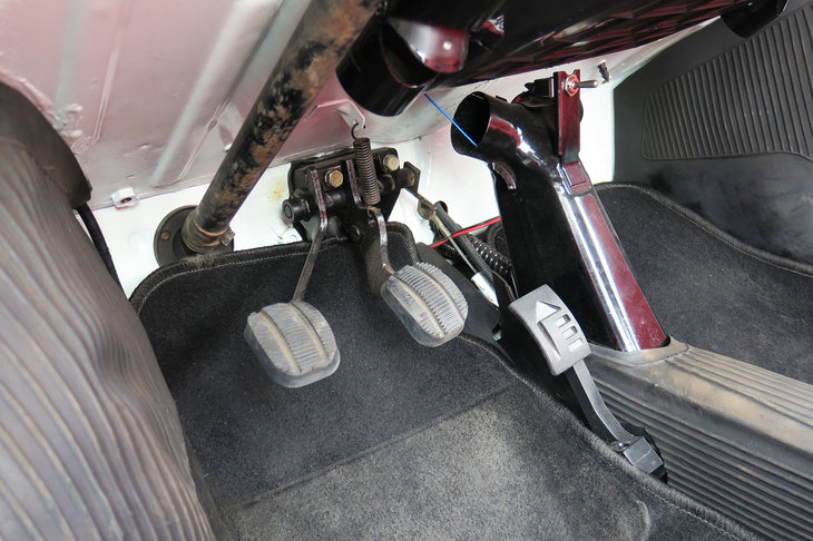 ペダル類は、ブレーキとクラッチについてはベース車と同じだが、パワーユニットを換装した都合で、スロットルペダルのみ形状や配置レイアウトが変更されている。