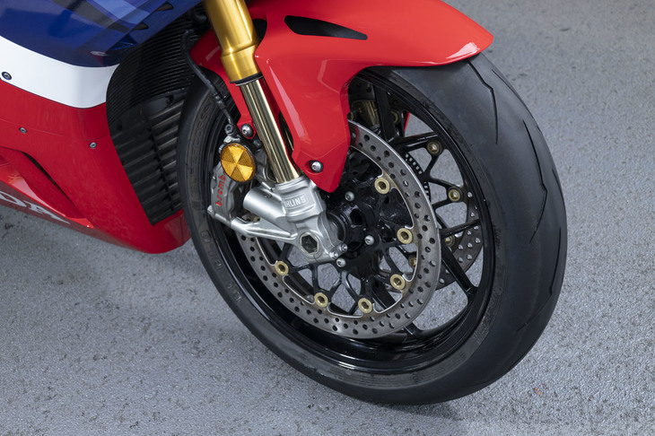 フロントブレーキにはφ330mmのダブルディスクを採用。「SP」の場合、リアに加えてフロントにもブレンボ製のキャリパーが装備される。
