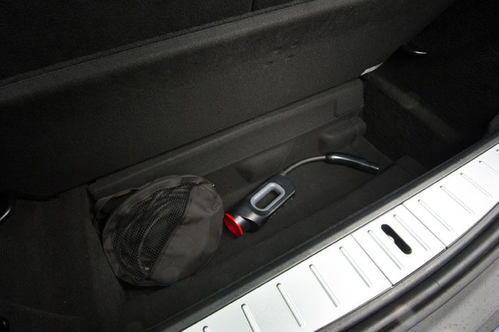 荷室の床板の下にも収納スペースが設けられ、給電ケーブルなどを収納できる。