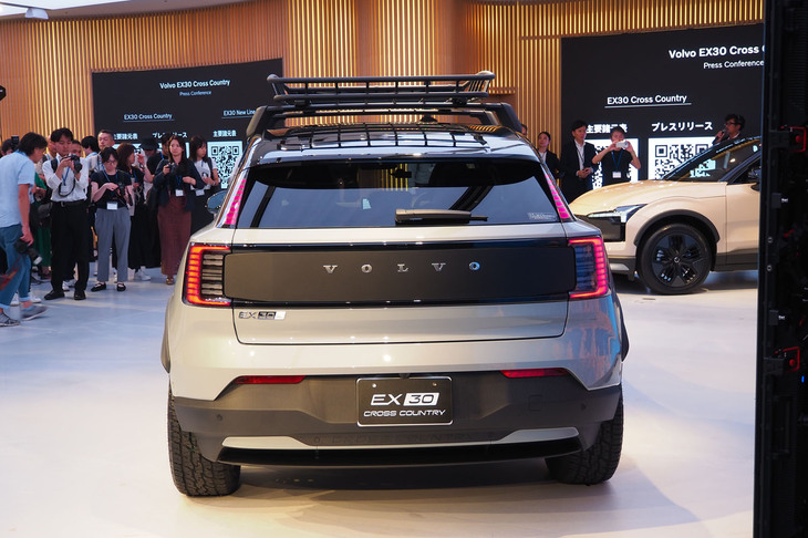 ボルボEX30クロスカントリー（用品装着車のリアビュー）