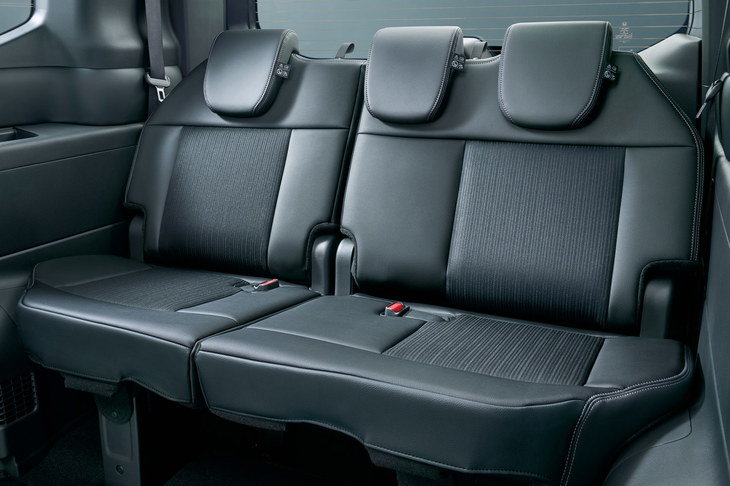 3列目シートは、クッションを厚くし、背もたれの高さを増すなどして座り心地を改善。前席より座面を高めることで、閉塞感も低減させている。