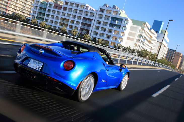 思う存分、刺激的な走りを楽しめる「4C／4Cスパイダー」。こんなクルマを手に入れられるのも、今が最後かもしれない。