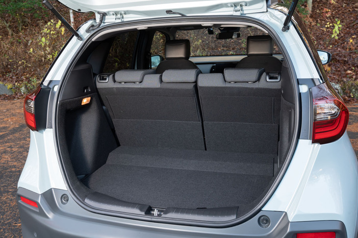 ラゲッジスペースは広い開口部による積載性のよさが特徴。後席を倒して拡張が可能なほか、底部にバッテリーやドライブトレインが積まれるハイブリッド車や4WD車でも、床下にサブトランクが設けられている。