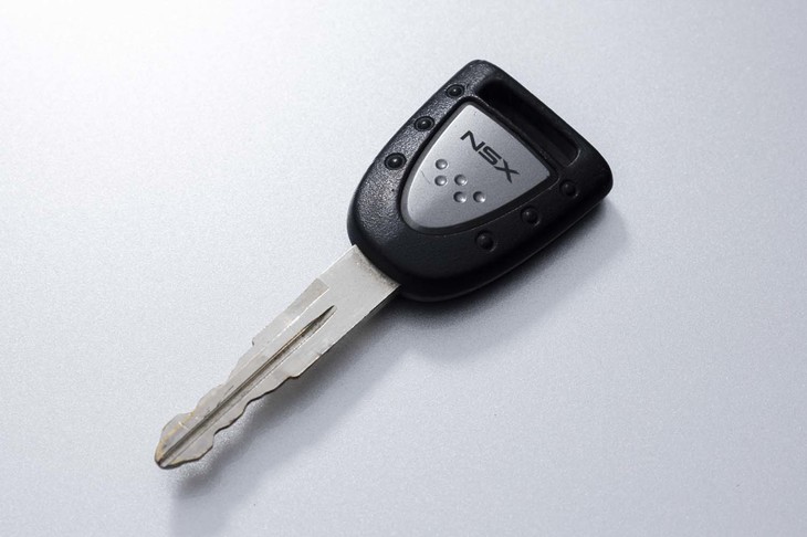 シンプルな形状のキー。エンジンオンだけでなく、開錠／施錠時もキーシリンダーに差し込む必要がある。集中ドアロックは付いている。