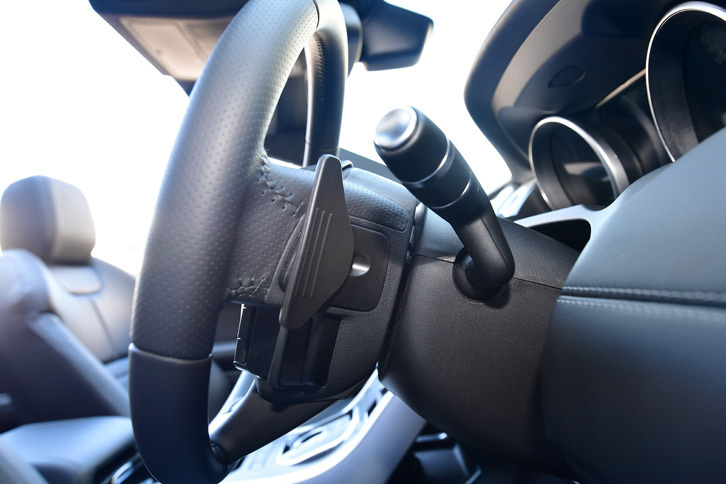 トランスミッションは9段AT。ステアリングにはシフトパドルが備わる。