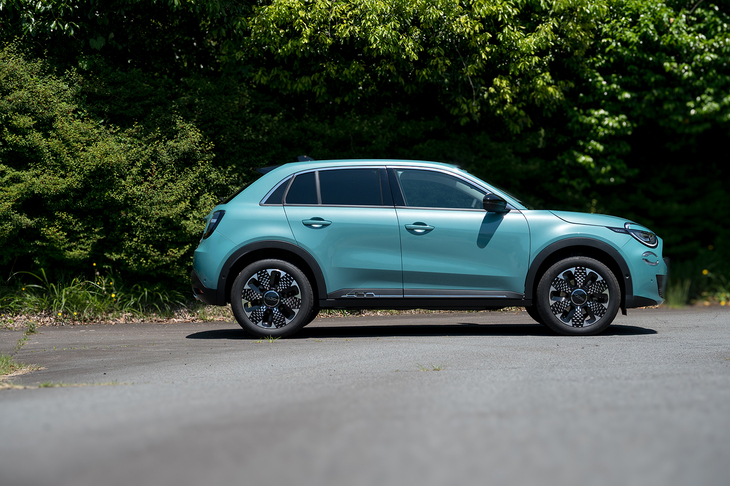 ボディーサイズは全長×全幅×全高＝4200×1780×1595mm。小さく見えるが長さは「フォルクスワーゲン・ゴルフ」と同じくらいある。