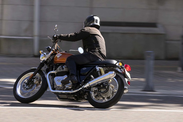 ライダーを飽きさせず疲れさせない「ロイヤルエンフィールドINT650」の乗り味は、ひとつの長所といえるだろう。