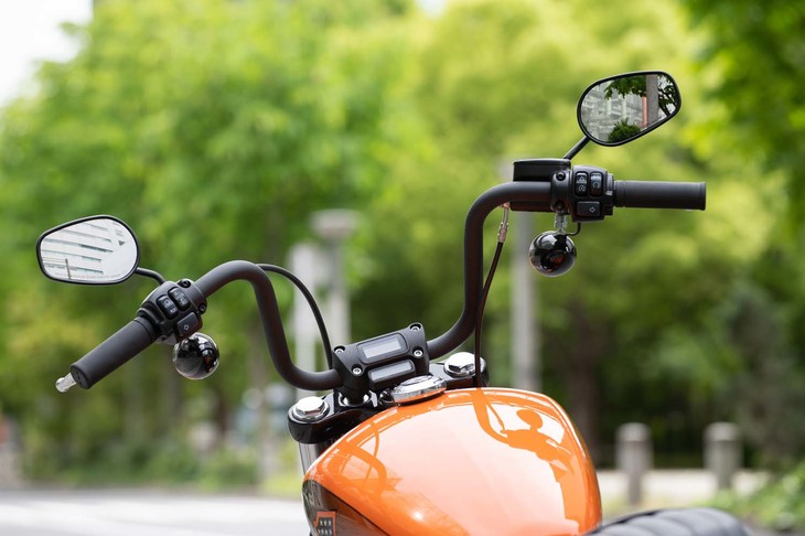 カスタムバイクの世界でも多く見られる、エイプハンガー（猿つるし）スタイルのハンドルバー。ライダーは両手を前方に突き出すかたちで乗車する。