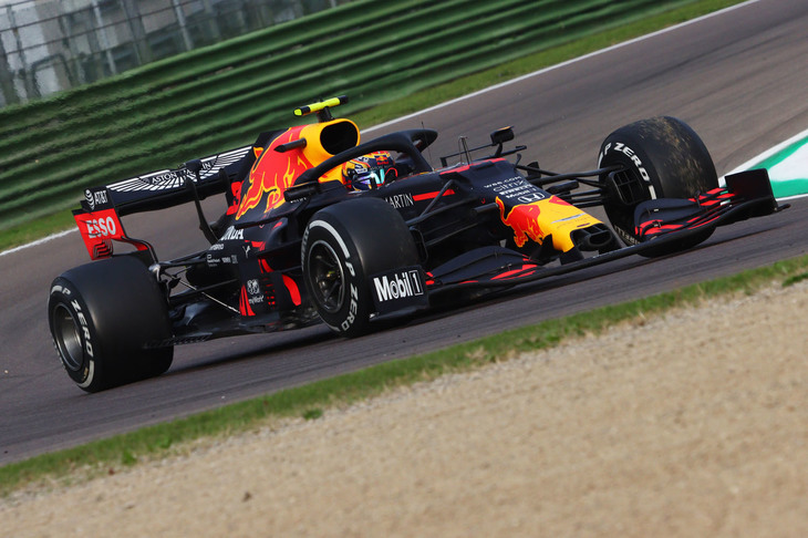 来季のレッドブル残留に黄色信号がともっているアレクサンダー・アルボン（写真）。チーム首脳も、今季型「RB16」が乗りやすいマシンではないことを認めつつ、今季表彰台の常連となった僚友フェルスタッペンに100点近くも差をつけられているアルボンを残すべきか悩んでいる様子だ。前戦ポルトガルGPではポイント圏外の12位完走と最悪の結果に終わったが、今回も予選6位、レースではセーフティーカー明けのラップでスピン、5位から最後尾に脱落という失態を演じてしまった。なおチームは、浪人中のニコ・ヒュルケンベルグ、来季のシートが未定のセルジオ・ペレスといった、ベテランの“非レッドブル系”ドライバーを受け入れることも視野に入れているという。（Photo=Getty Images / Red Bull Content Pool）