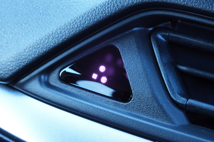 スズキ・スイフト ハイブリッドMZ（ドライバーモニター用のLEDランプ）