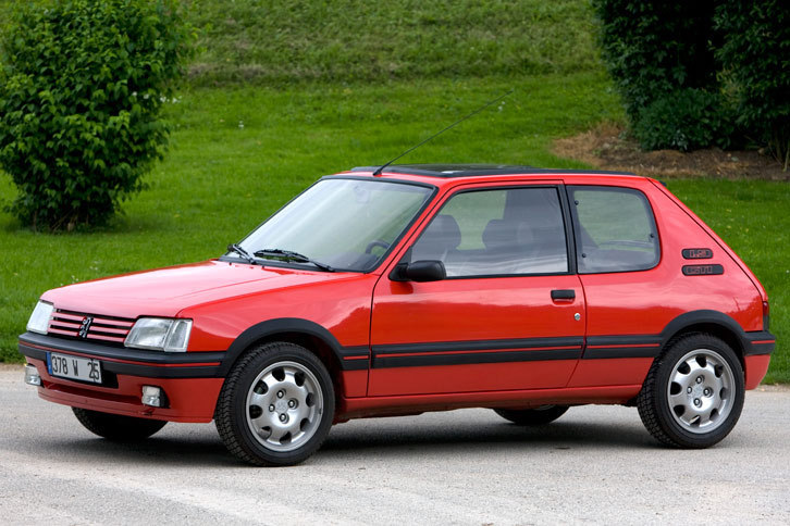 「プジョー205」
	1983年にデビューしたプジョーの小型ハッチバック。デザインにはピニンファリーナが関わっている。強力なエンジンを搭載したモデルやカブリオレなどさまざまなタイプがあり、日本でも人気となった。