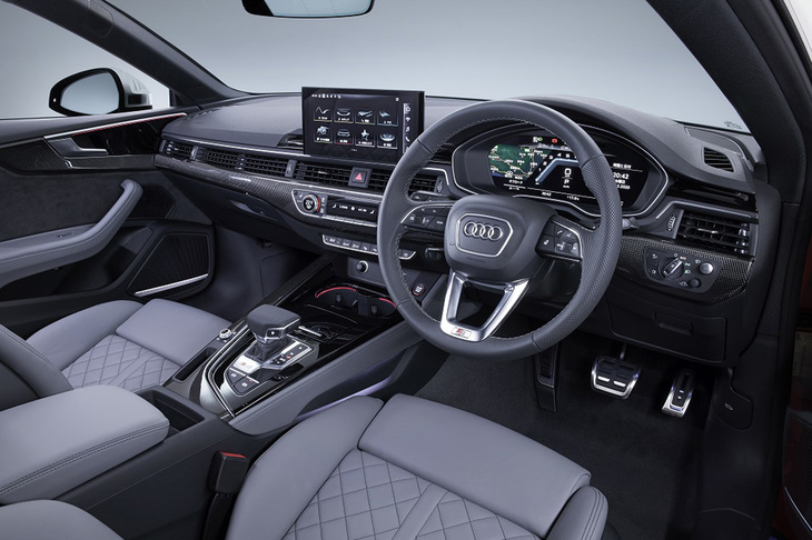 「S5」のインテリア。