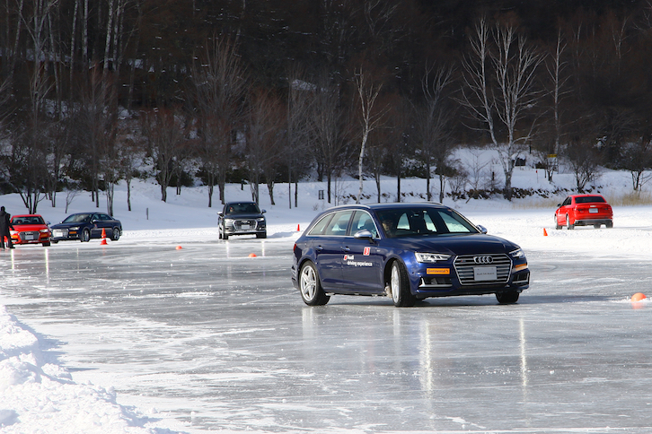 ブレーキを使わず、ステアリング操作のみで危険を回避するテストに用いられた「S4アバント」。